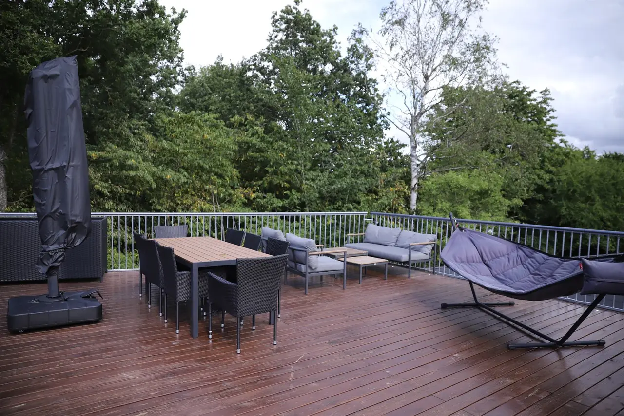Tagterrassen med loungemøbler