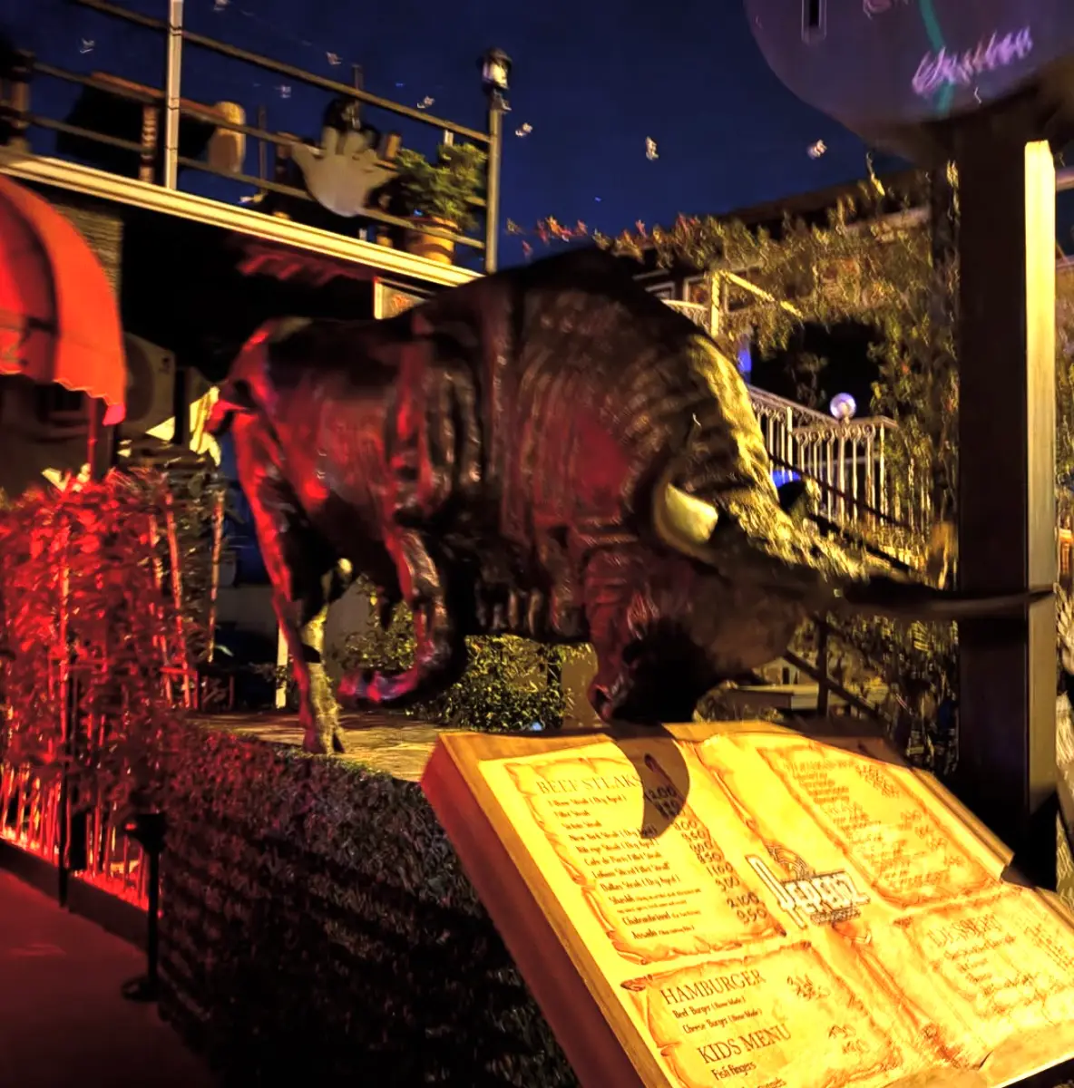 Tyreskulptur ved restauranten