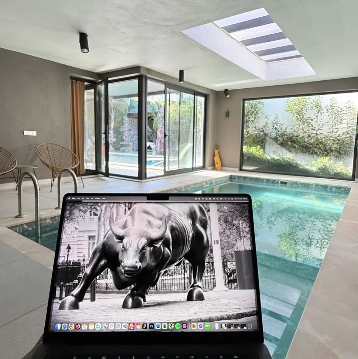 MacBook med Bullmade-motiv ved den indendørs pool