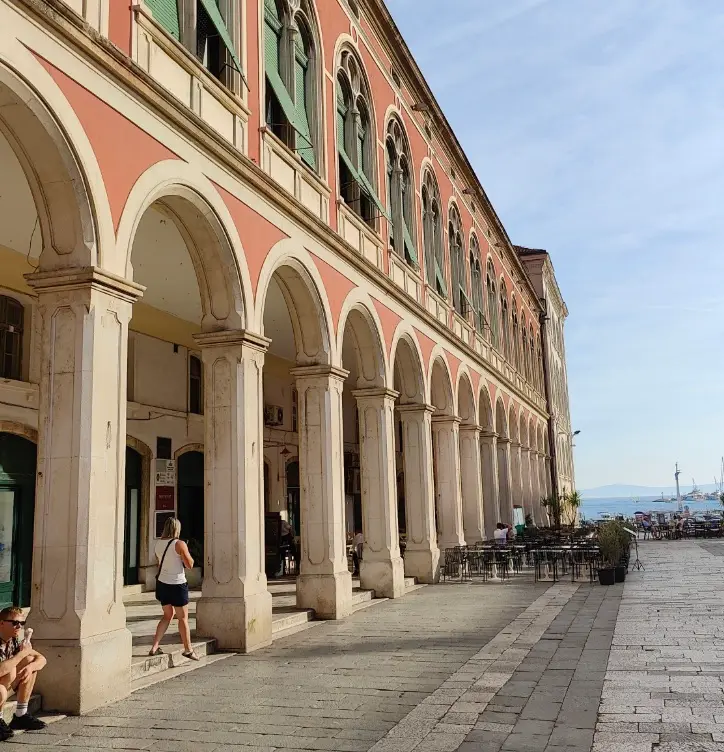 Historiske arkader ved havnen i Split