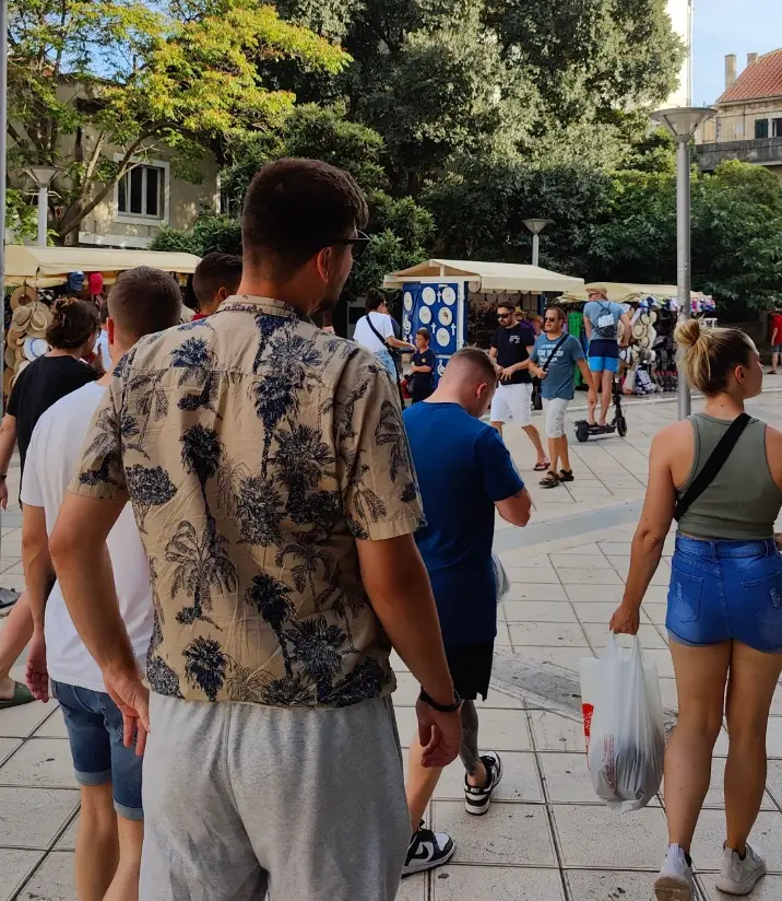 Flokken går gennem den gamle by