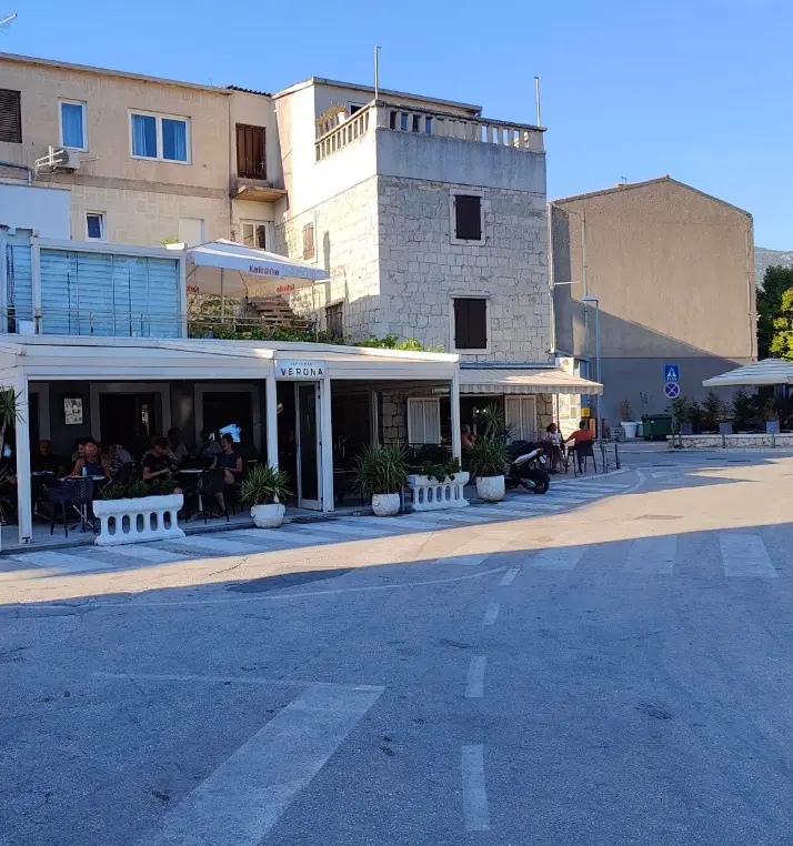 Café og stenhuse i en gade ved Split